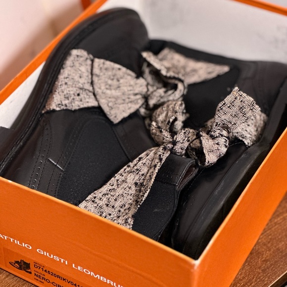 Black Leather ankle boots with brogue trim, bow accents. Box & dust bag included - Picture 5 of 9